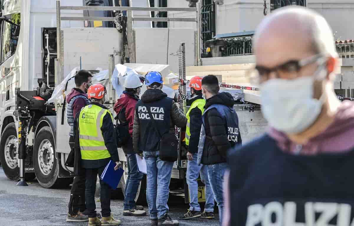 Milano, trave lo investe e cade da impalcatura: morto operaio 63enne