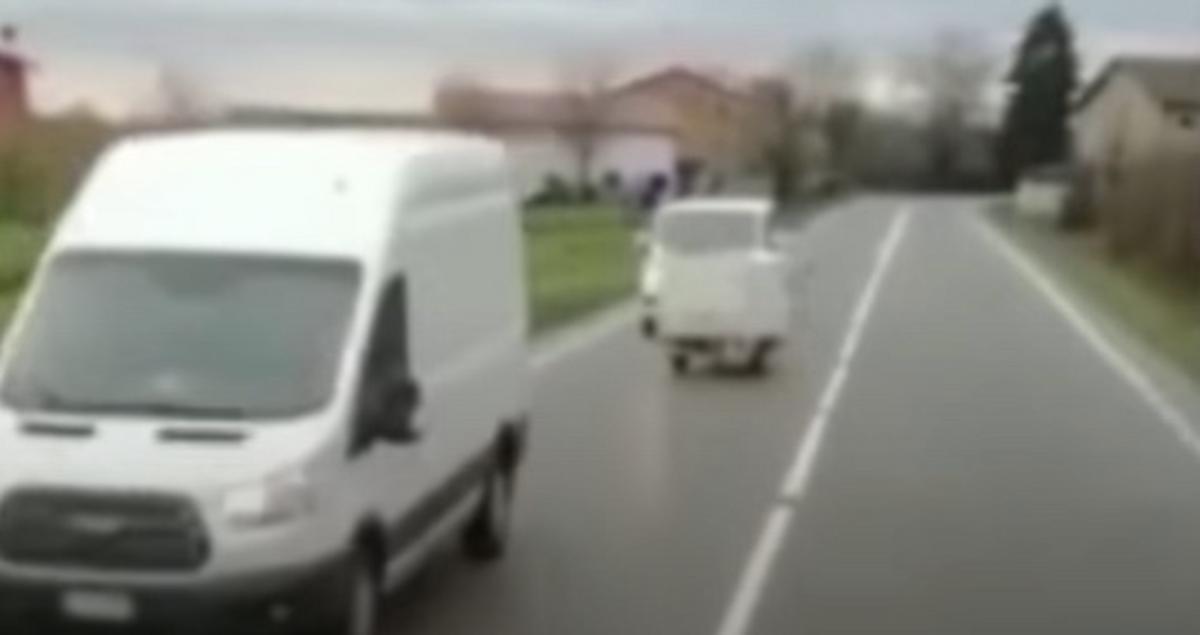 San Martino a Campogalliano, apecar contromano semina il panico VIDEO