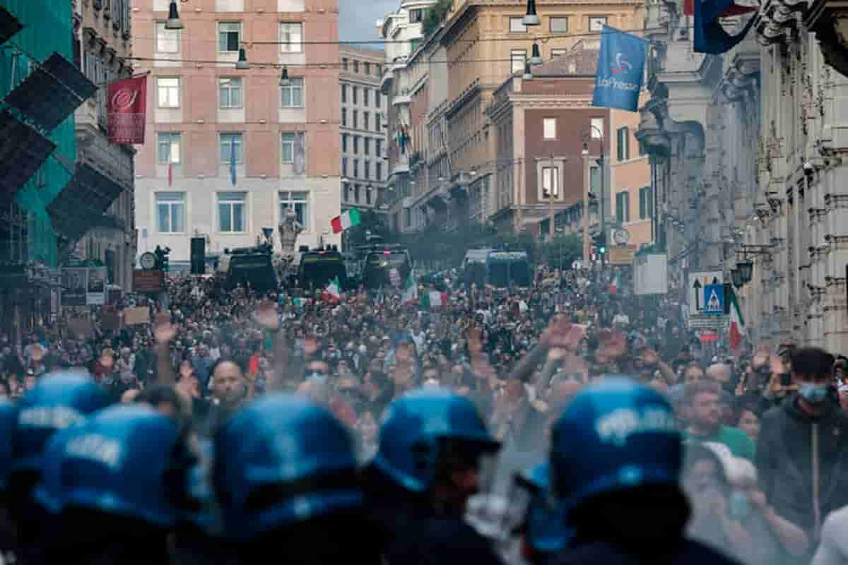 Stato alla prova del Sabato No Vax. Ce la fa a garantire diritto a manifestare, ma non a far male?