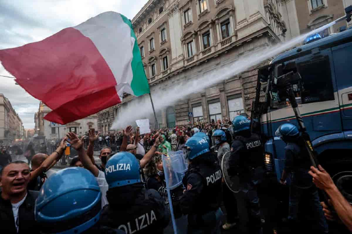 Giornalisti terroristi via di qui! Giusto, alla piazza No Vax va garantito il No News