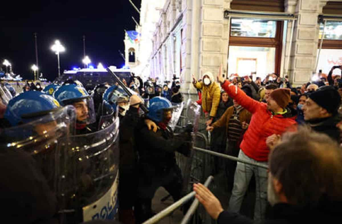 No Green Pass Trieste: "Contagiati colpa dei cortei? No, colpa del sovraffollamento di classi e trasporti"