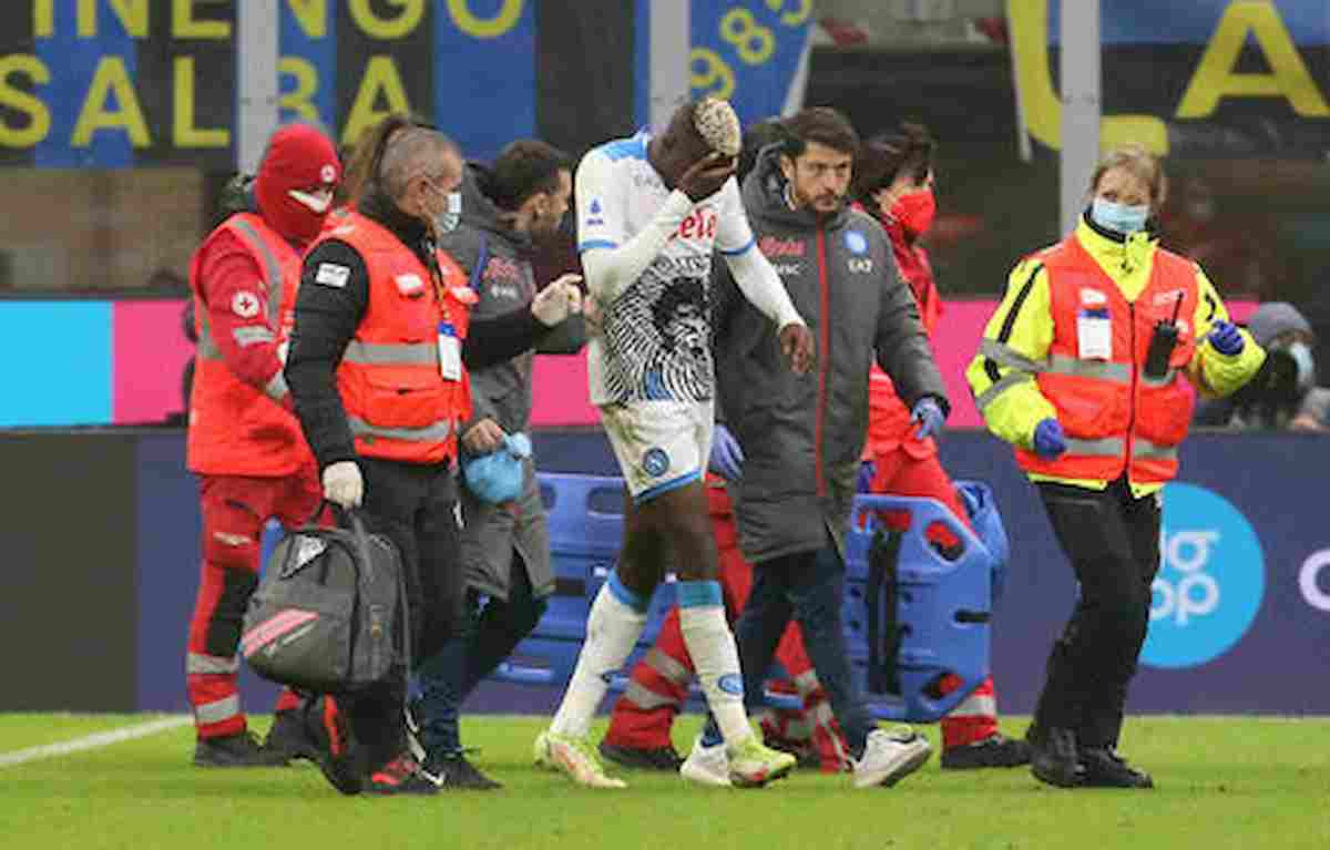 Infortunio Osimhen, prognosi: quali partite salta e quando potrebbe rientrare in campo con il Napoli