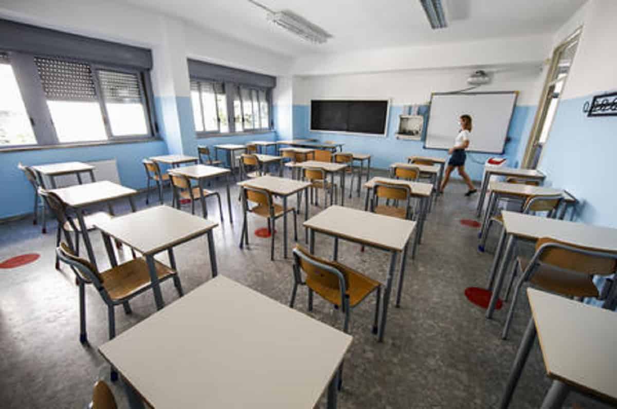 Venezia o Afghanistan? Prof vieta top alle ragazze durante l'ora di ginnastica: "Distrae i maschi"