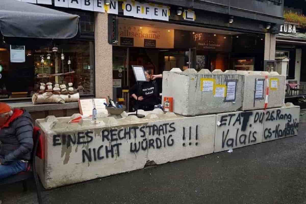 Ristorante No Green Pass? In Svizzera blocchi di cemento davanti i locali, poi il giudice ci ripensa