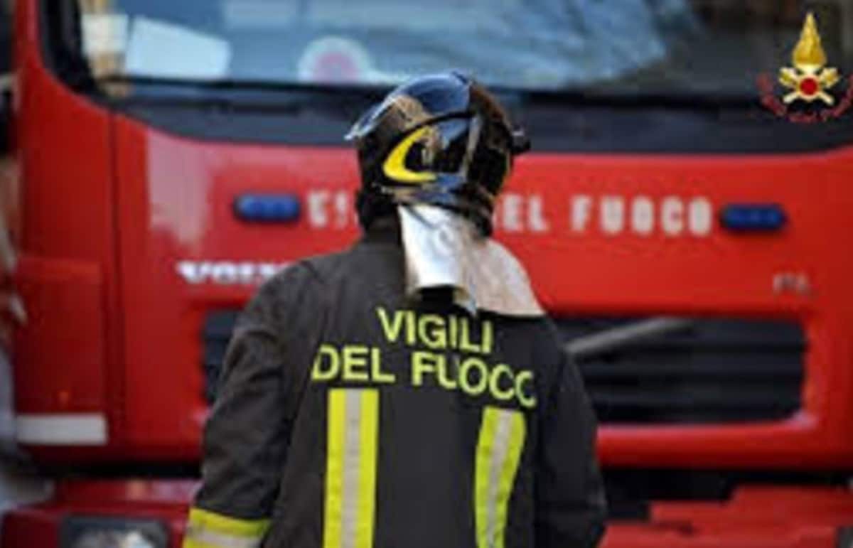Luserna San Giovanni, incendio in palazzina in via Tegas. Ferite due persone. Rischio di ulteriori esplosioni