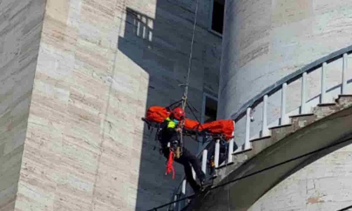 Torre Santa Bibiana, francese caduto e morto: era salito per vedere l'alba di Roma con l'amico