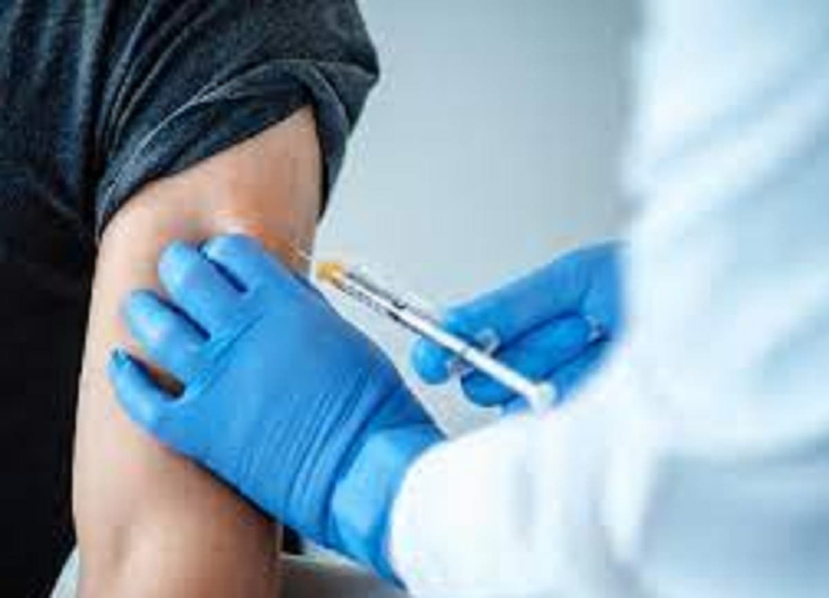 Brusaferro (Iss): "L'efficacia del vaccino cala dopo sei mesi. Fondamentale la terza dose booster"