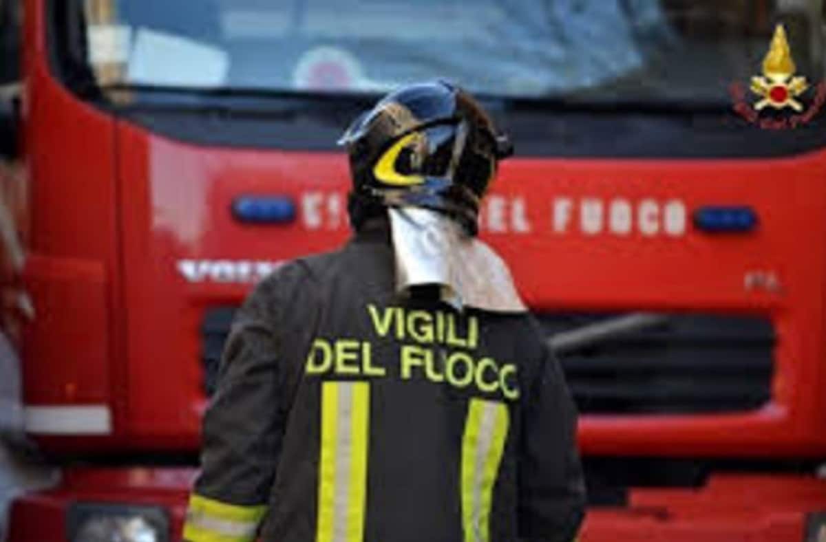 Foggia, incendio in appartamento in viale Fortore: vigili del fuoco salvano un uomo