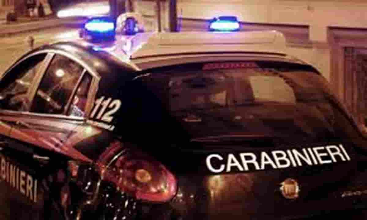 Montoro, danno fuoco all'auto di un carabiniere: i vigili del fuoco domano subito le fiamme