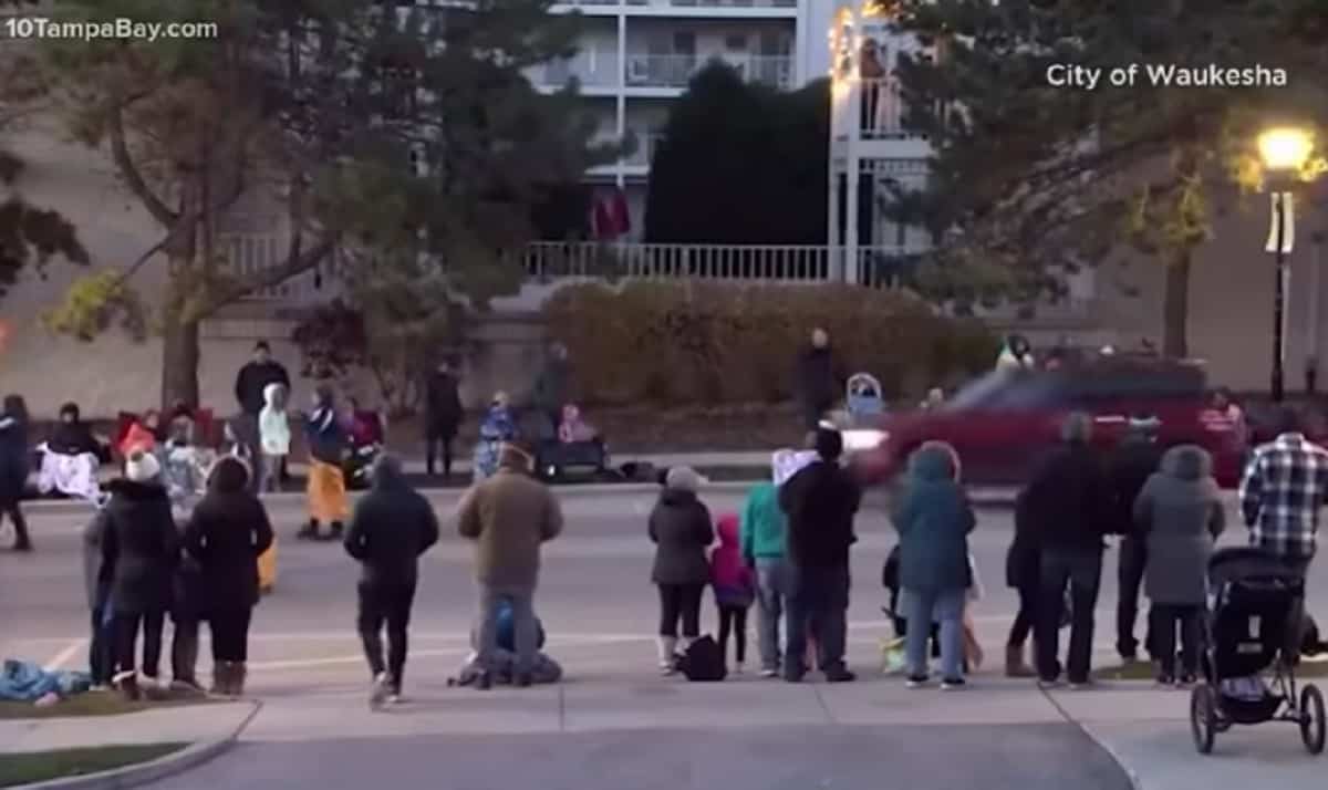 Strage al corteo di Natale a Waukesha nel Wisconsin: suv sulla folla, 5 morti e bimbi feriti VIDEO