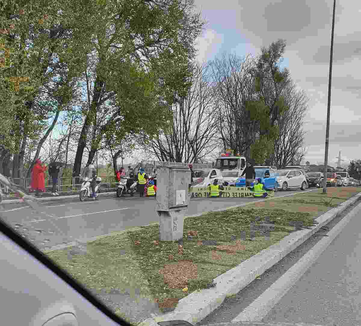 roma attivisti blocano traffico