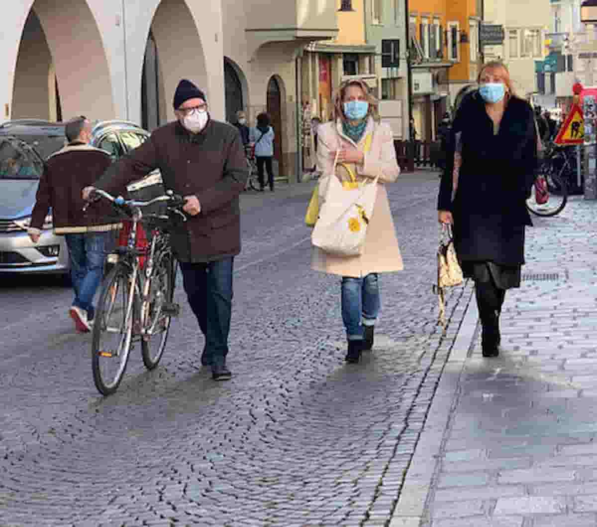 Alto Adige, il super green pass è più severo: anche per un caffè al bancone o per spettacoli all'aperto