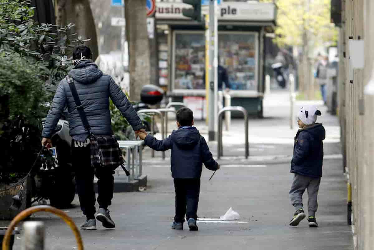 Assegno unico dimezzato per genitori separati se uno dei due non completa la domanda: come presentarla