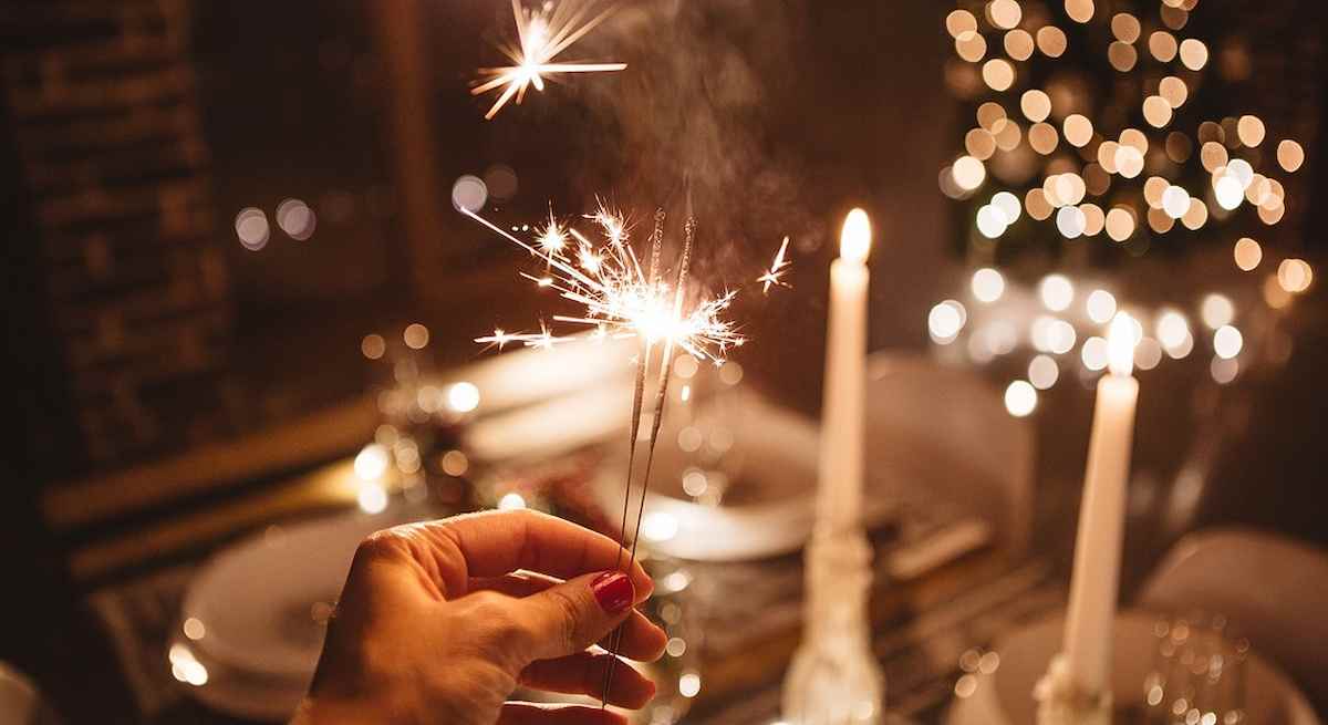 Capodanno con Omicron: mascherine Ffp2 sugli autobus, niente feste e fuochi, città si blindano