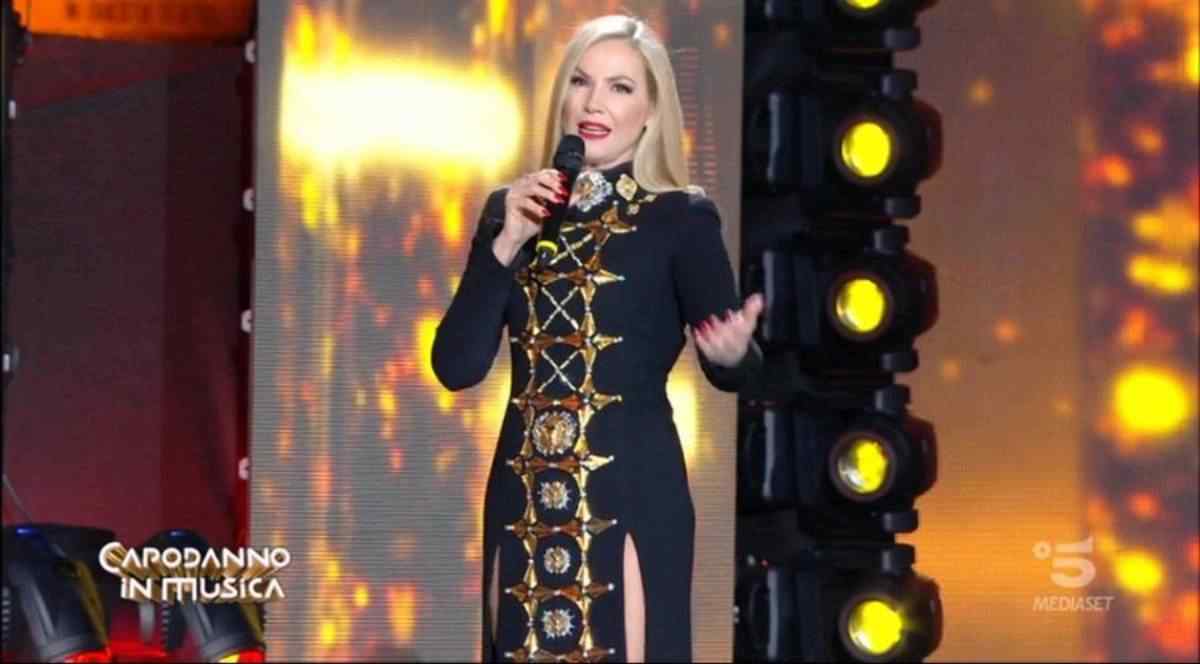 Capodanno in musica Canale 5, Federica Panicucci nel caos: 5 artisti danno forfait per Covid