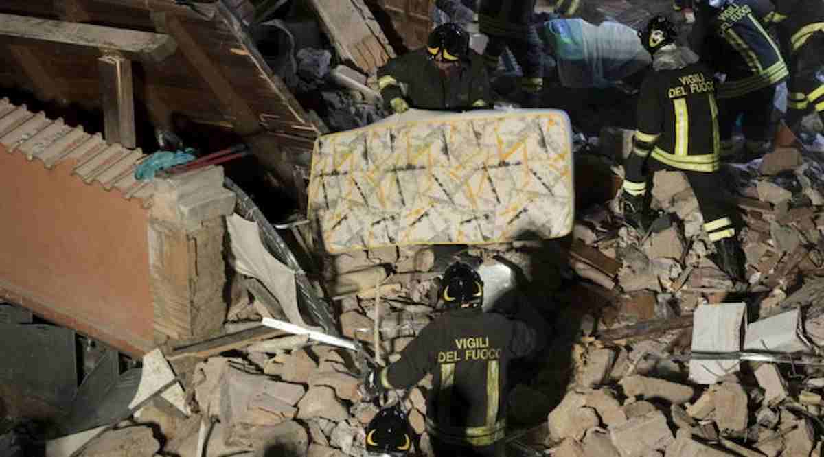 Crolla palazzina a Pieve di Nievole (Pistoia): i residenti in strada, non risultano dispersi ma si cerca tra la macerie