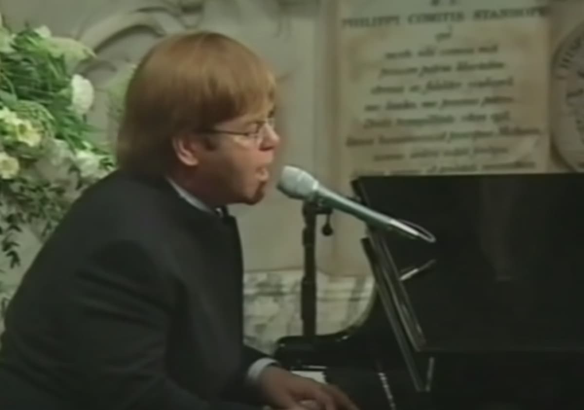 Elton John ai funerali di lady Diana per Candle in the Wind: ecco come la regina Elisabetta fu convinta