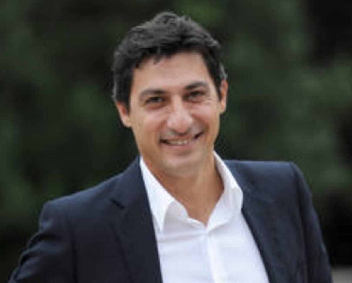 Emilio Solfrizzi, chi è, dove e quando è nato, età, moglie, figli, gli studi al Dams, Striscia la notizia