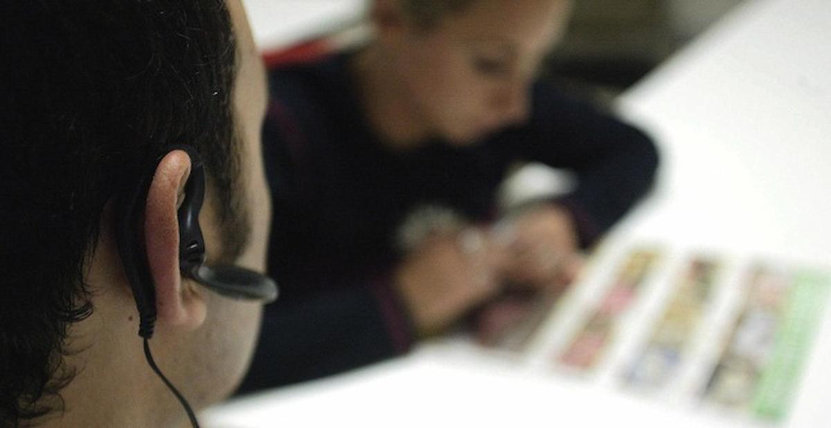 Va all'esame per la patente con telefono nelle mutande e auricolare: finisce in ospedale per rimuoverlo