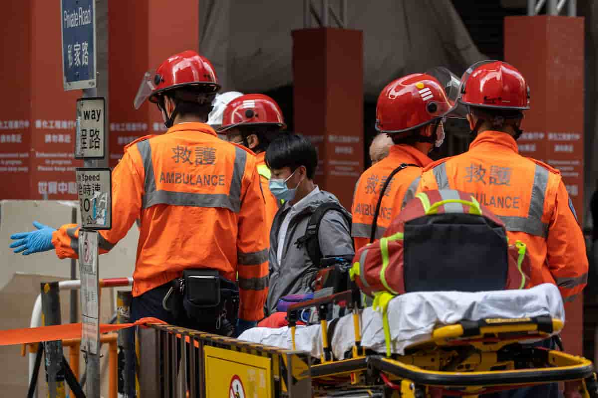 Hong Kong, incendio al World Trade Center: almeno 100 persone intrappolate al 39° piano dell'edificio VIDEO