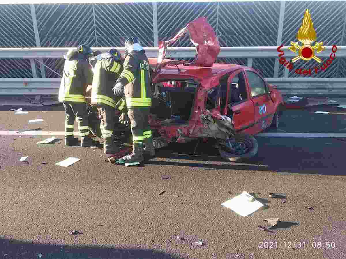 Incidente sulla Catania-Siracusa: coinvolte 6 auto, una precipita dal viadotto, morto il conducente