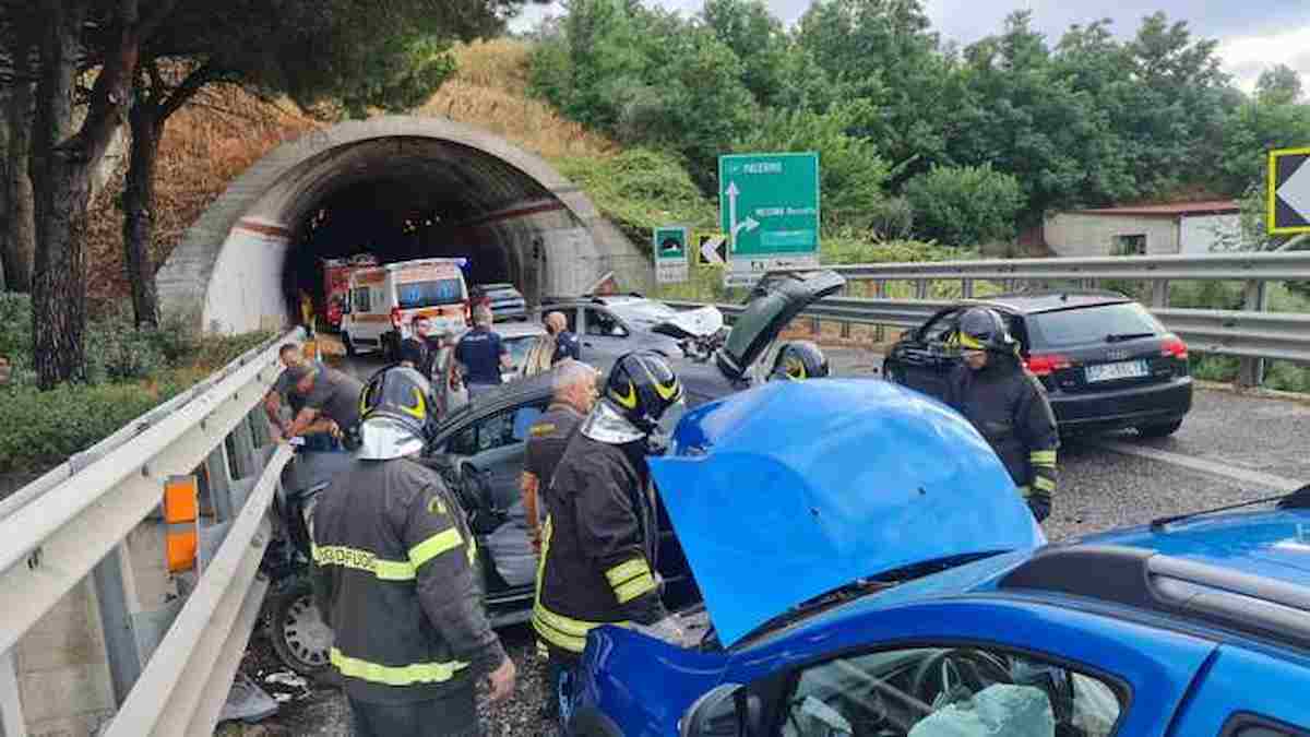 Incidente Messina, tamponamento a catena sulla tangenziale: morta una donna di 68 anni, 3 feriti