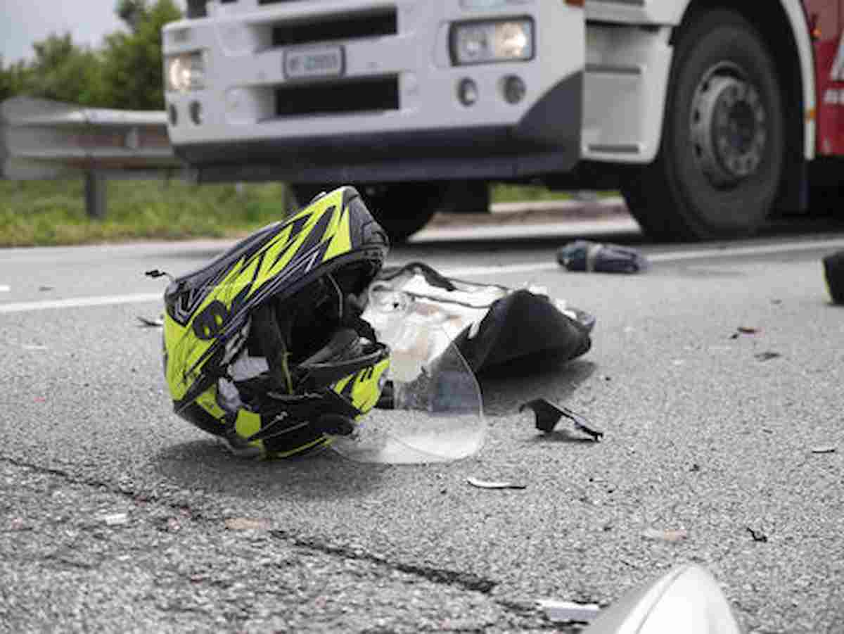 Incidente a Gioia Tauro: morto un giovane motociclista dopo lo schianto con un camion che trasportava terra