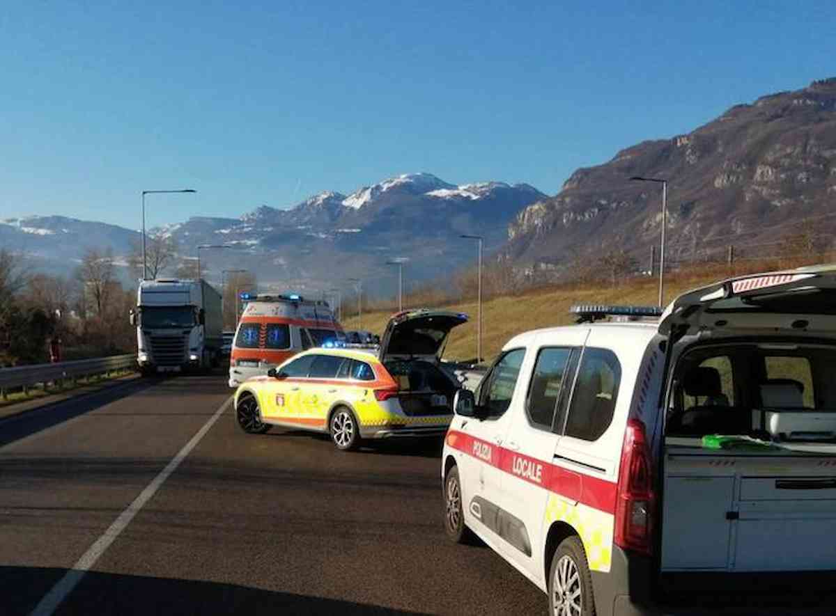 Incidente Rovereto: invade la corsia opposta per un malore, quattro feriti sulla bretella ai fiori