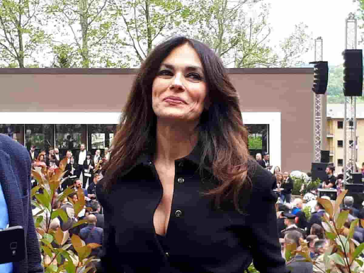 Maria Grazia Cucinotta, chi è, dove e quando è nata, età, marito, figlia, vita privata, i film tra Massimo Troisi e Woody Allen