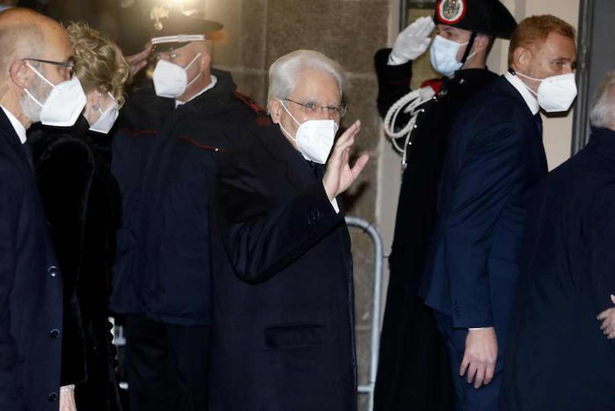 Prima alla Scala, ovazione di pubblico per Mattarella: sei minuti di applauso e grida di "Bis" al Quirinale