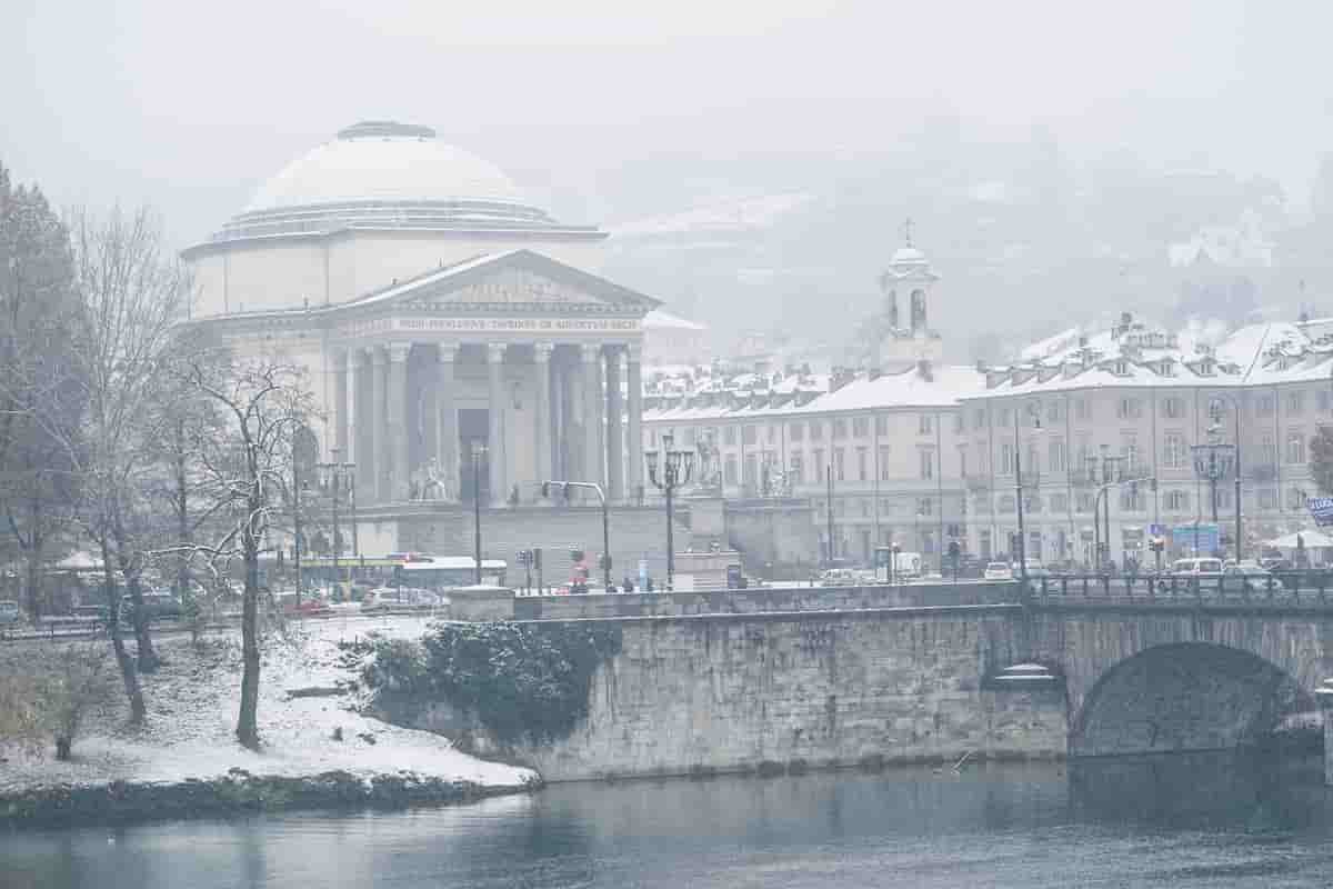 Neve al Nord per l'Immacolata: imbiancate Milano, Torino, il Monferrato. Chiuso il Valico del Colle della Maddalena
