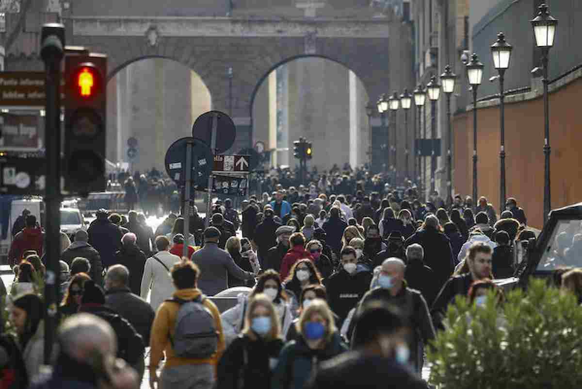 Nuove regole Covid, il calendario: da oggi quarantena e stadi, dal 10 gennaio esteso il Super Green Pass