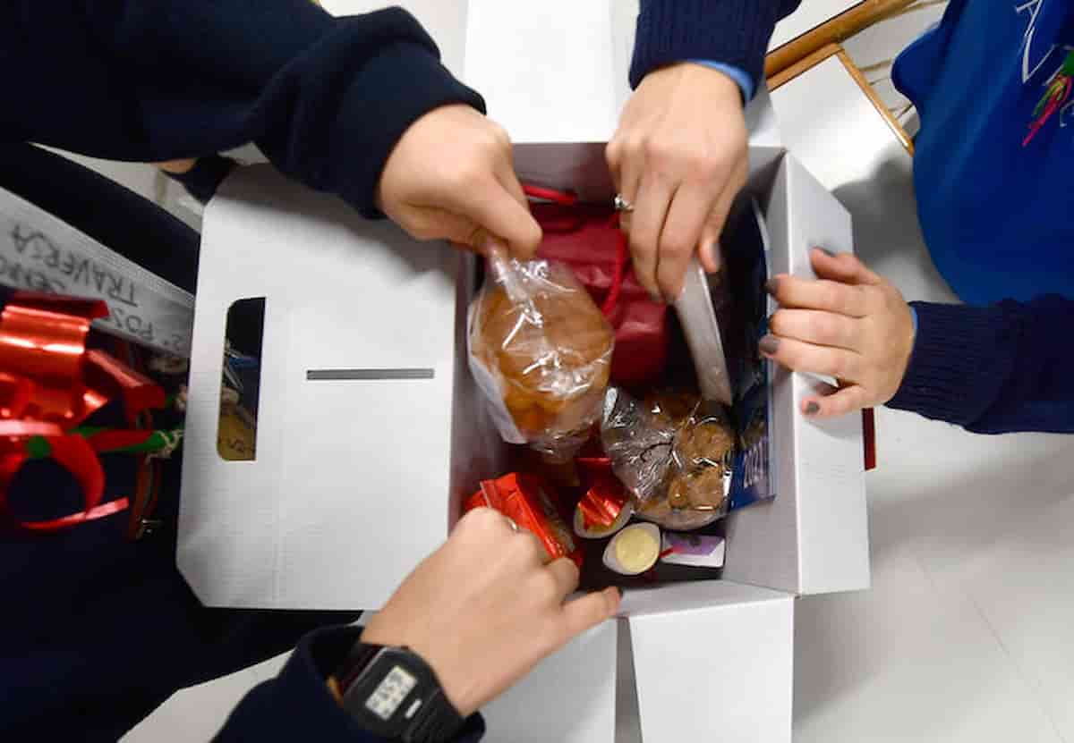 Busto Arsizio, vandali distruggono pacchi natalizi per i poveri della Caritas nel centro anziani