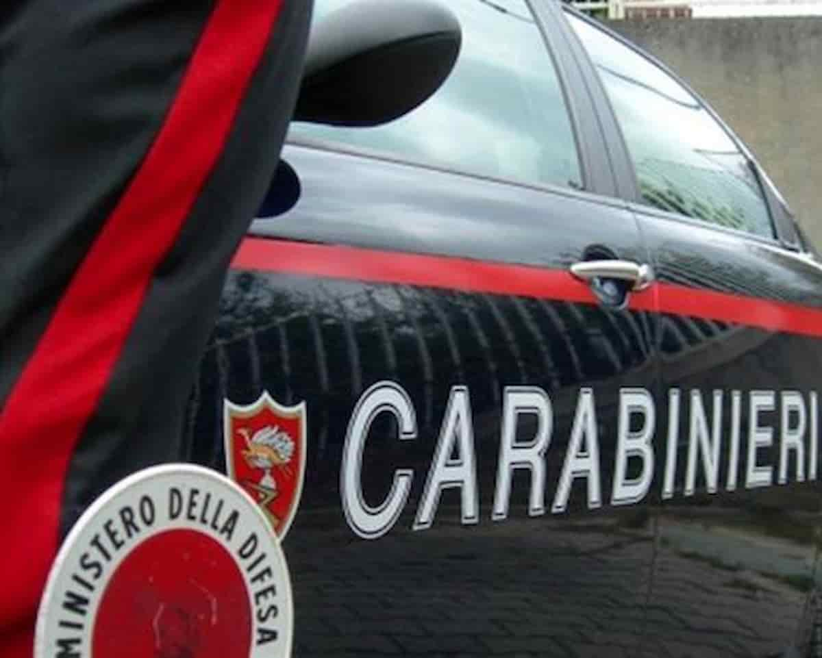 Pontedera (Pisa), prende a calci e pugni due carabinieri: in tasca aveva 3 coltelli e un piccone