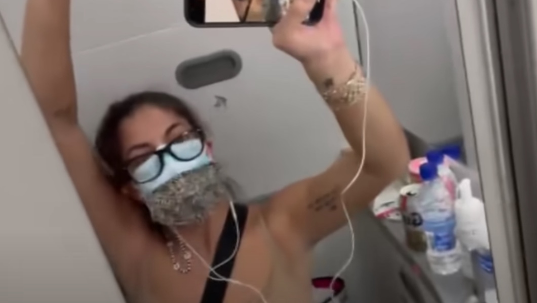 Si scopre positiva al Covid in volo e si mette in autoisolamento nella toilette dell'aereo VIDEO