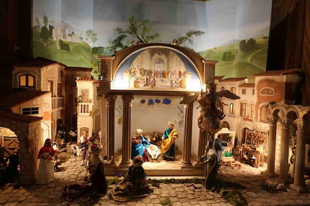 Natale al tempo del Covid, troppi presepi provocatori: ma che c’entrano i gay o Hitler tra i pastori?