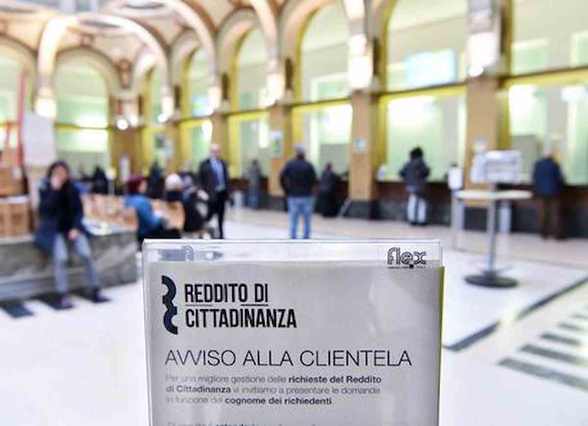 Reddito di cittadinanza: la dipendente delle Poste e la coppia di romeni, 100 euro a pratica per corromperla