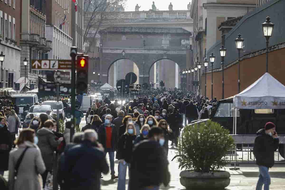 Regioni al governo: "No tampone e quarantena agli asintomatici vaccinati che hanno avuto contatti con positivi"