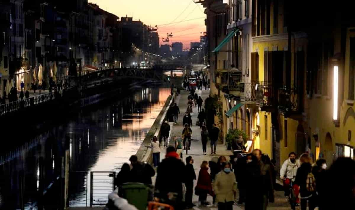 Covid e folla in strada ieri, quasi tutti senza mascherina: qualche multa aspettando il Natale