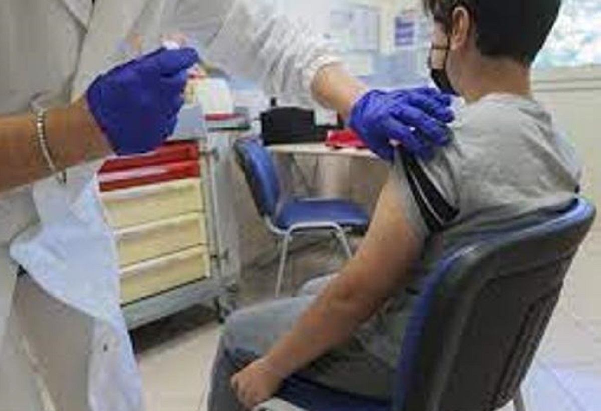 Vaccina il figlio, No Vax minacciano: "Vi veniamo a prendere!". Andarli a prendere?