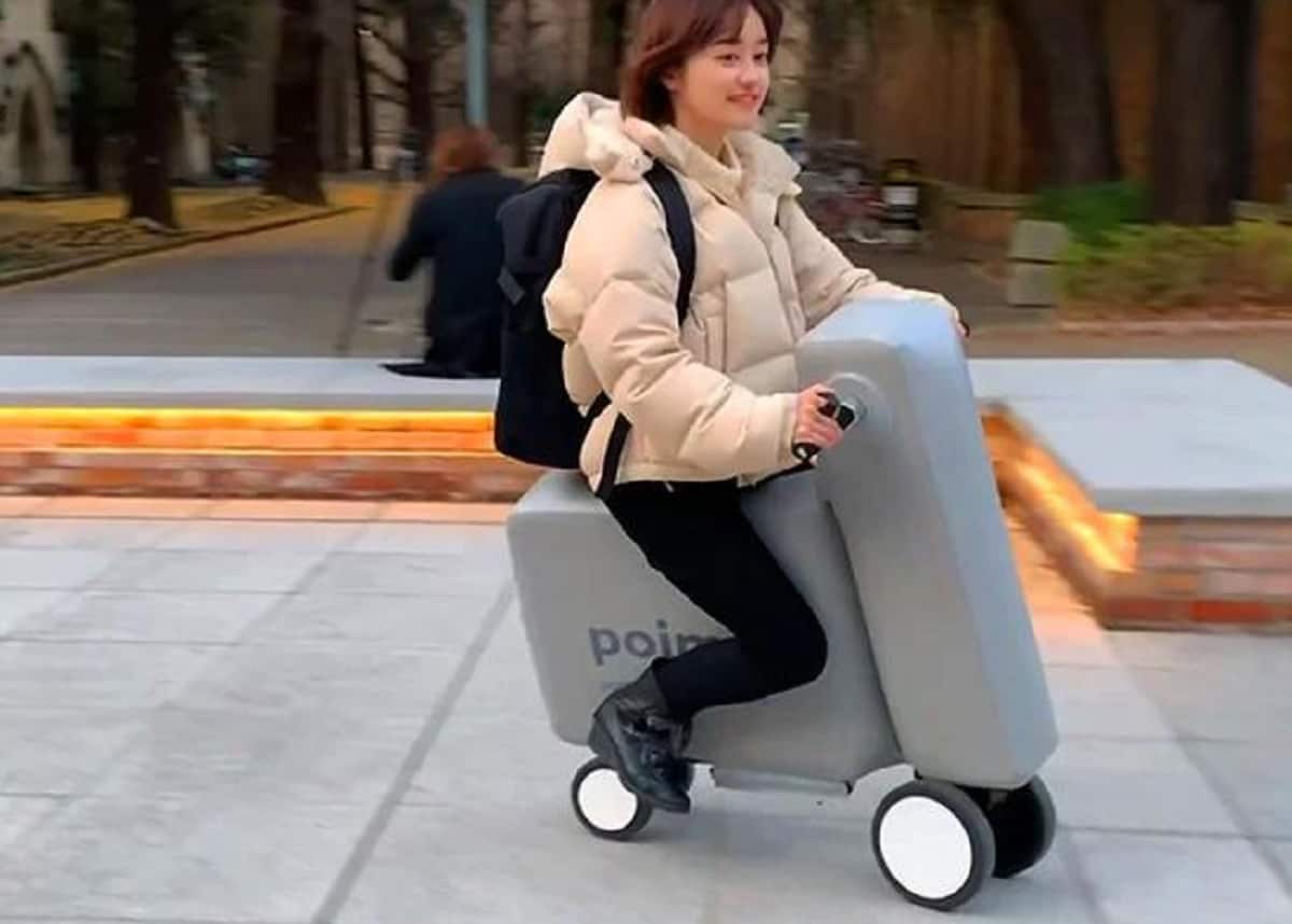 Scooter nello zaino, si gonfia come un materassino, sembra un cavalluccio per bambini.