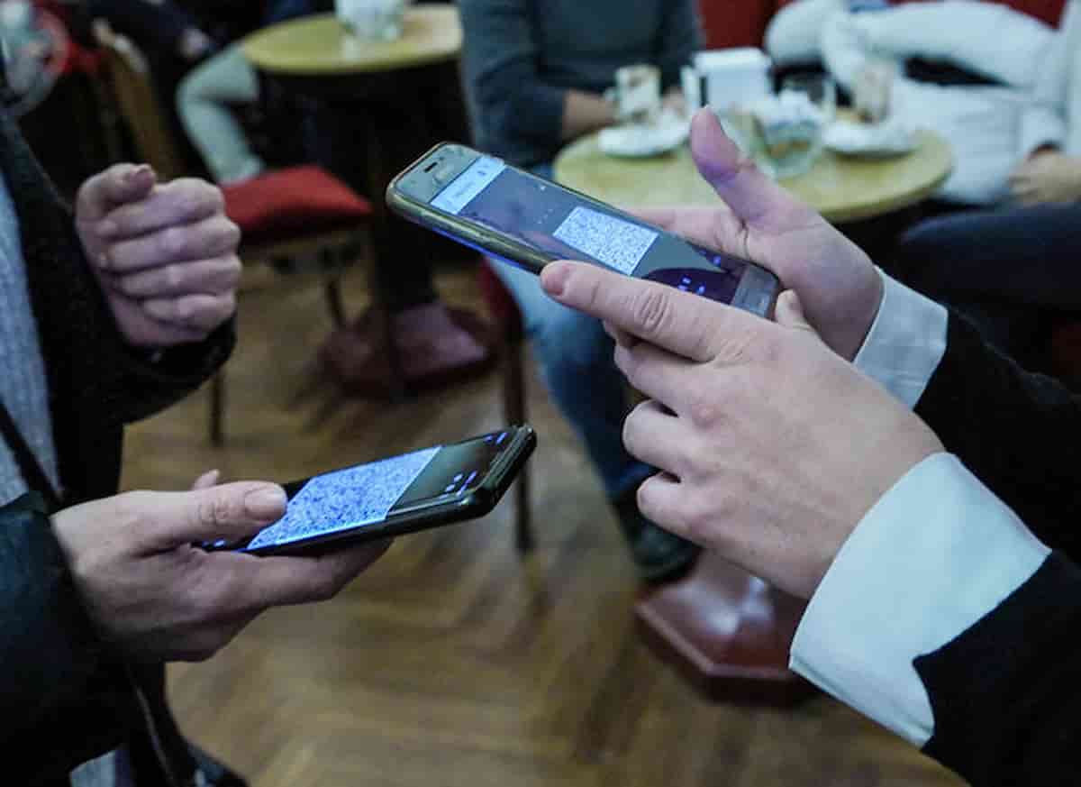 Ristorante, stadio, trasporti, teatro, cinema solo con il super green pass fino al 31 marzo