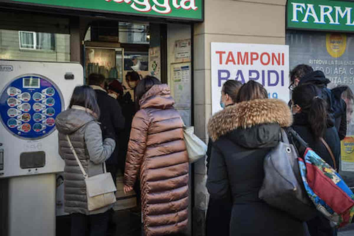 Tamponi Covid, La Vecchia: "Testiamo prima i sintomatici. Obbligo vaccinale inapplicabile, super green pass al lavoro"