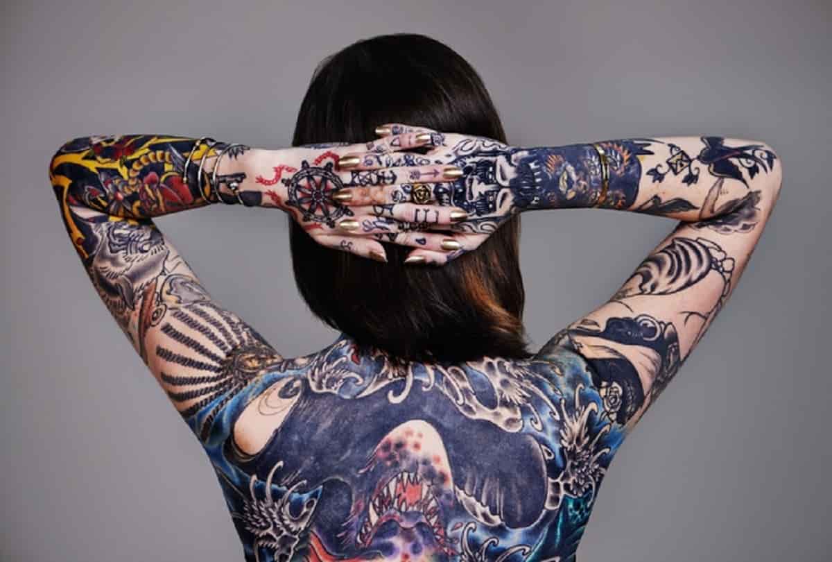 Tatuaggi a colori vietati dal 4 gennaio perché dannosi: solo bianco e nero e per un po' il blu