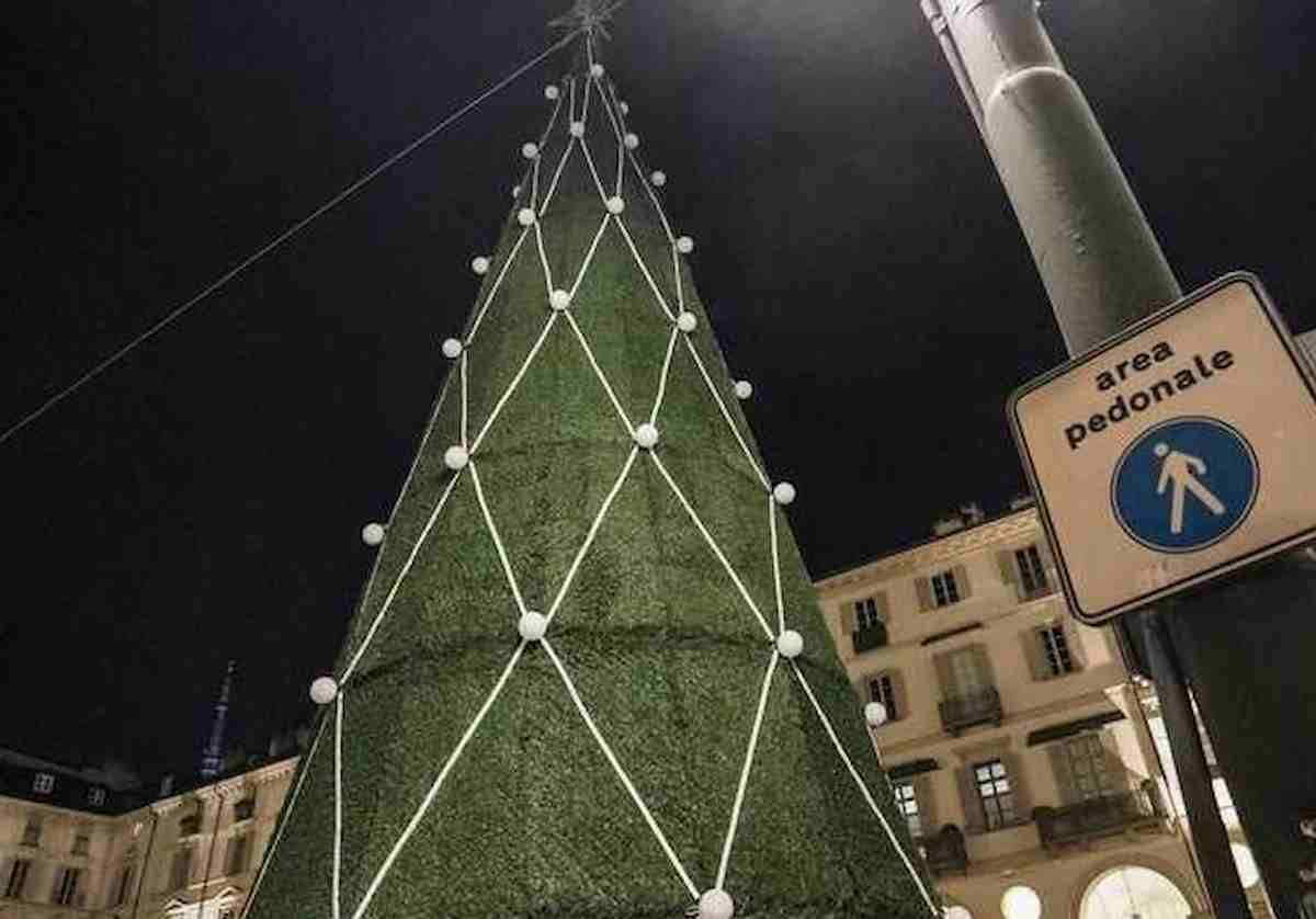 Albero di Natale Torino: polemica per Zerbino, l'abete di prato artificiale costato 91.500 euro. Gli sfottò: Broccolo, Cono gelato...