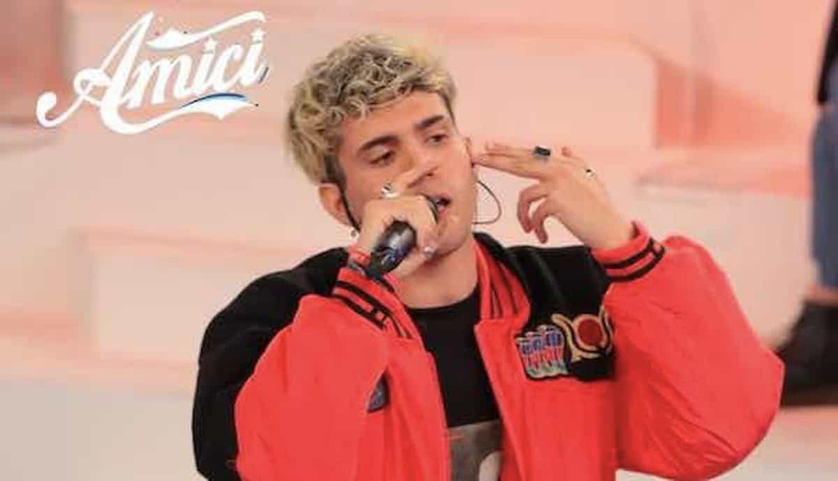 Aka7even chi è, età, dove e quando è nato, fidanzata, vita privata, Instagram, Sanremo, Mi manchi, encefalite, biografia e carriera