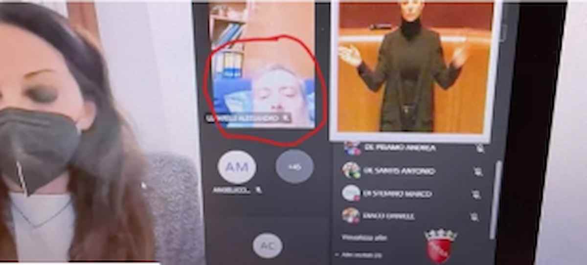 Alessandro Luparelli si sdraia sul divano e si fuma una sigaretta durante il Consiglio Comunale di Roma