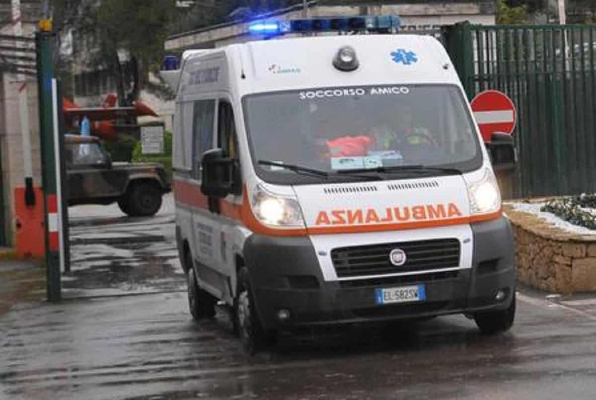 Concesio (Brescia), investito e trascinato da un camion durante una manovra: morto 70enne