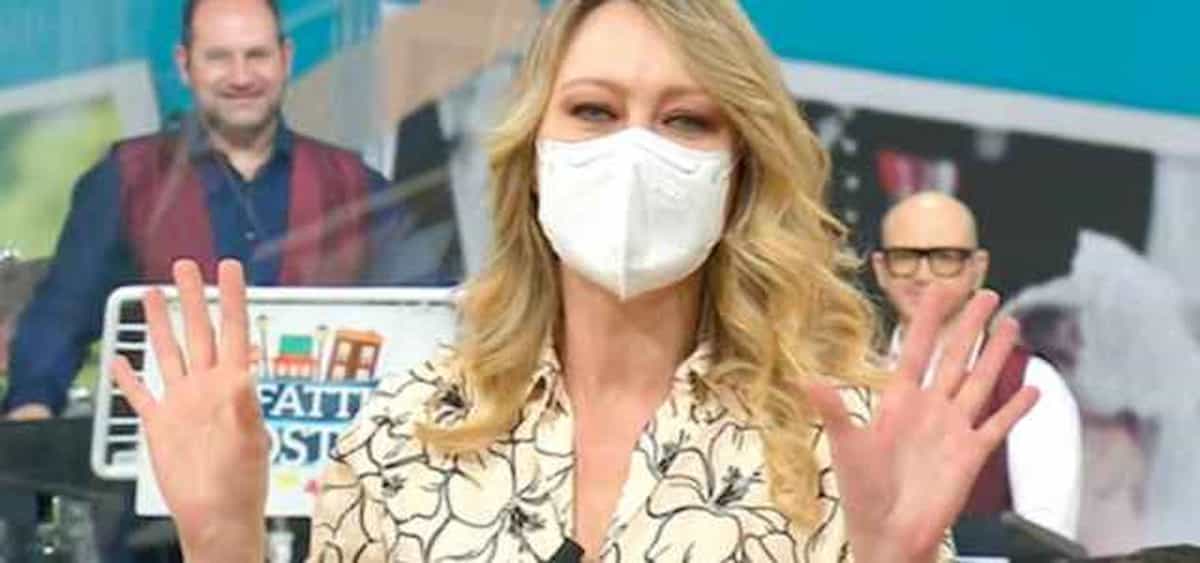 Anna Falchi I Fatti Vostri mascherina