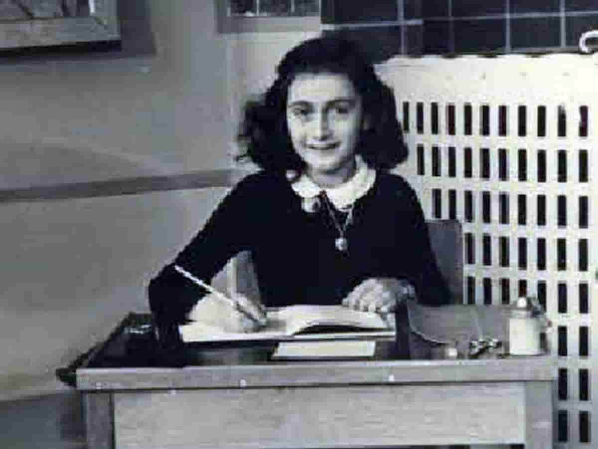 Anna Frank fu tradita da un notaio ebreo che diede il suo indirizzo ai nazisti: scoperta di un ex agente Fbi